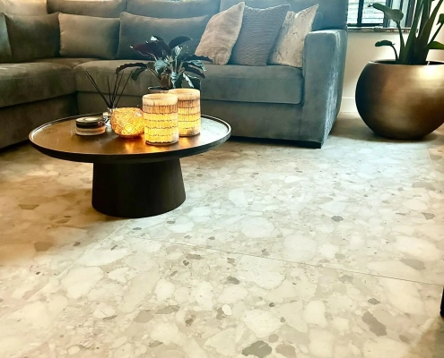 Terrazzo tegels in woonkamer