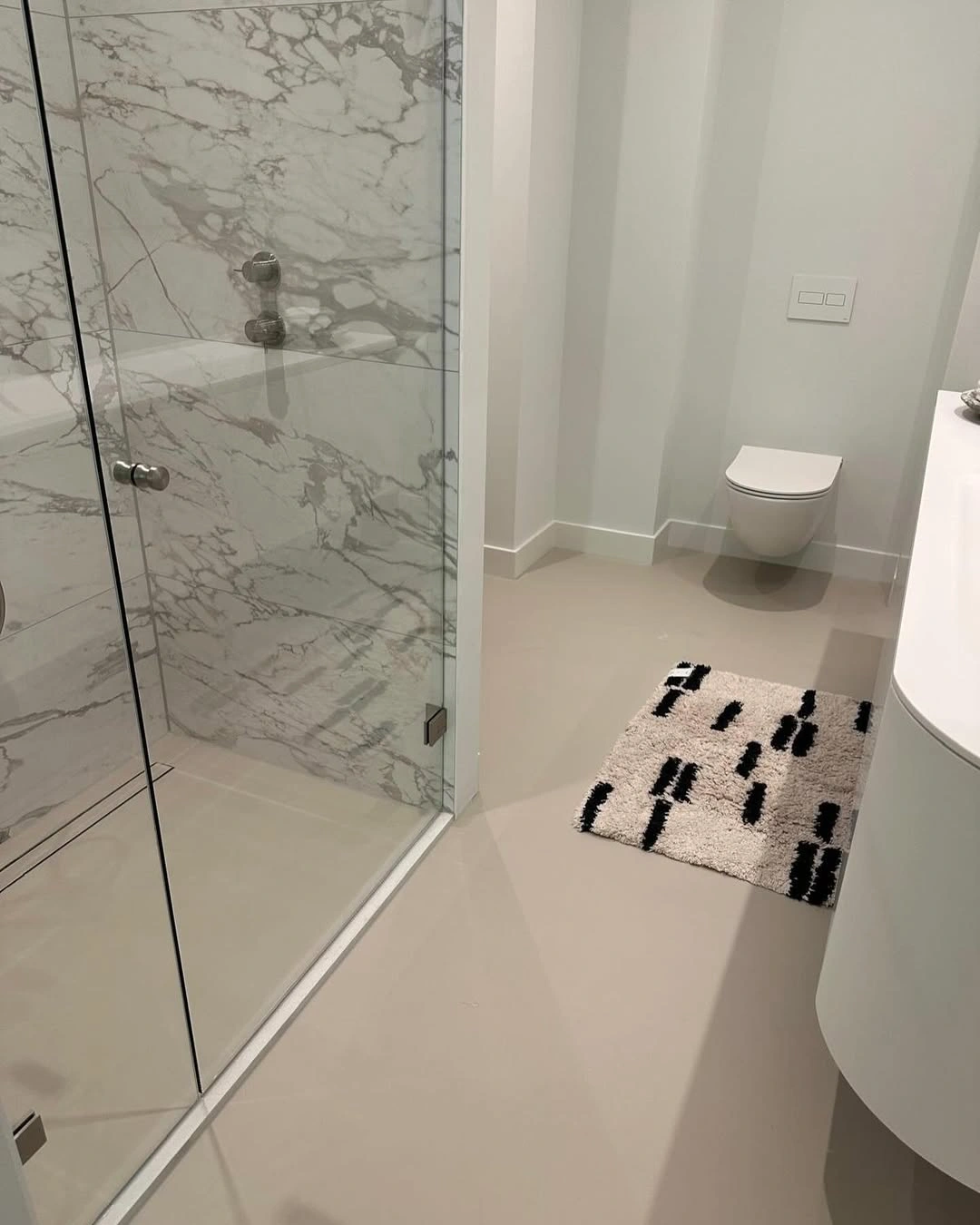 Gietvloer-in-de-badkamer_Enschede