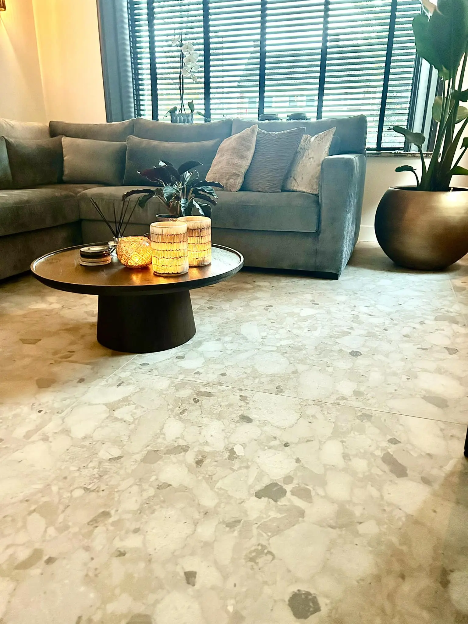 Terrazzo-tegels-in-woonkamer_Enschede