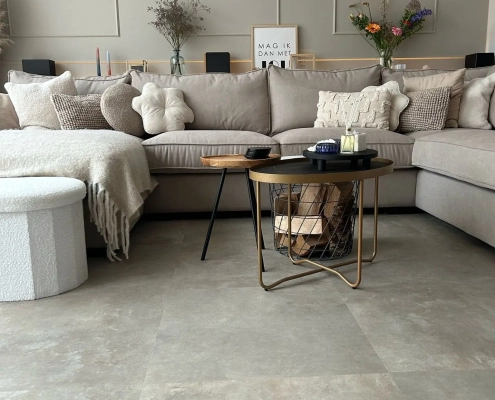 Keramische-tegels-in-woonkamer-Twente