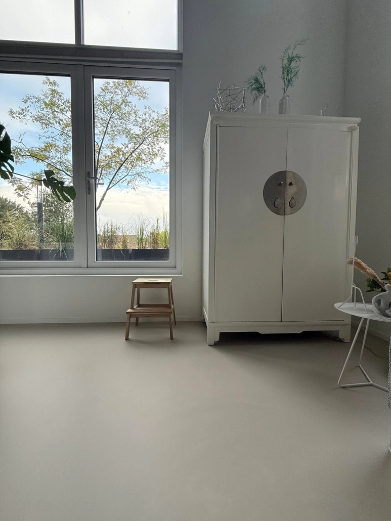 Neutrale gietvloer gelegd Neutrale gietvloer gelegd