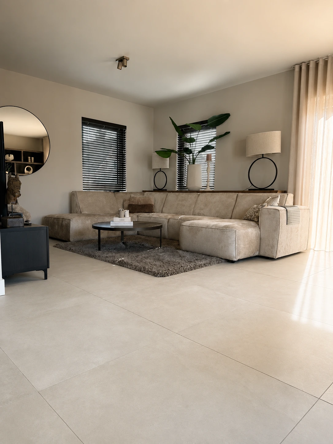 Lichte betonlook tegelvloer 100x100 cm, tegels Achterhoek in een moderne woonkamer Lichte betonlook tegelvloer 100x100 cm, tegels Achterhoek in een moderne woonkamer