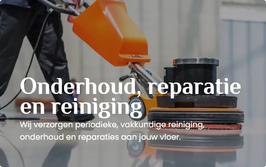 Vakman reinigt een vloer met een professionele schrobmachine