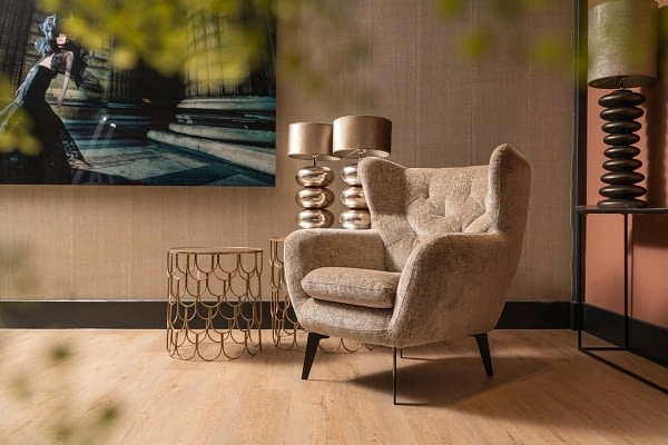 Beige fauteuil op lichte PVC eikenvloer — PVC vloeren Goor van Het Vloerenhof
