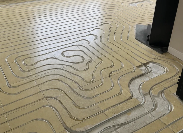 Ingefreesde vloerverwarming in bestaande vloer, klaar voor het leggen van een PVC vloer