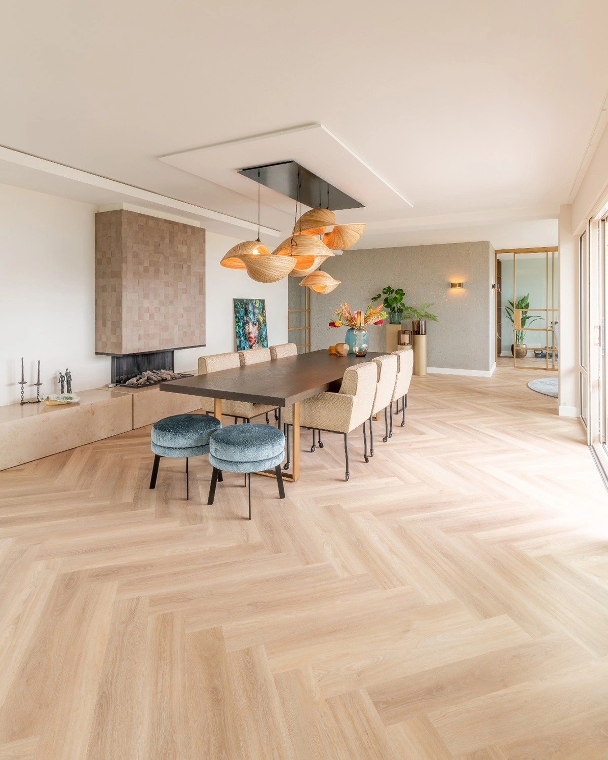 Lichte PVC visgraatvloer in open keuken met eettafel en kookeiland