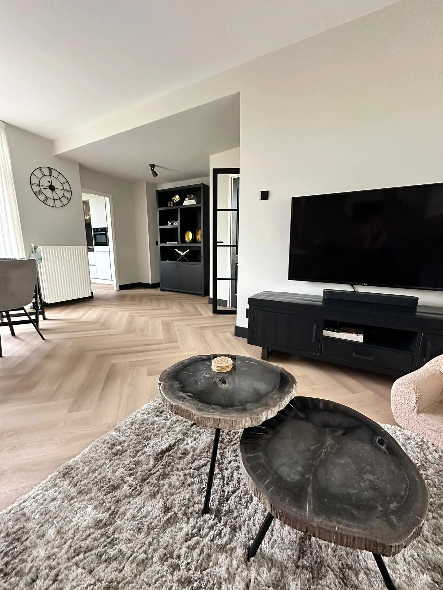 PVC vloer in visgraat met lichte eikenlook in moderne woonkamer met tv-meubel
