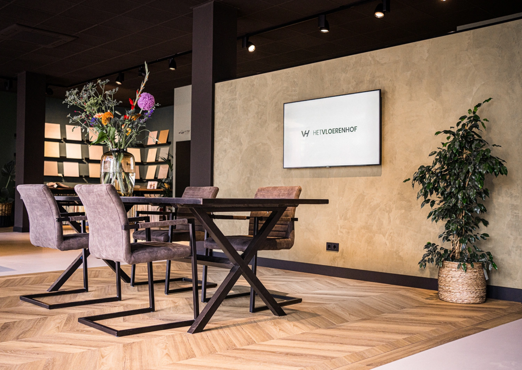 Vloerenshowroom dichtbij Goor met lichte vloer in Hongaarse punt en stalenwand
