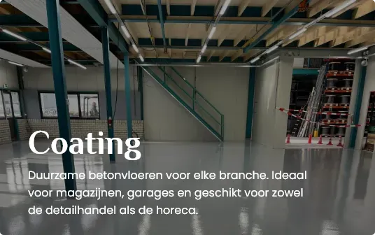 Glanzende coating op betonvloer in bedrijfshal met stalen constructie en magazijnstellingen Glanzende coating op betonvloer in bedrijfshal met stalen constructie en magazijnstellingen