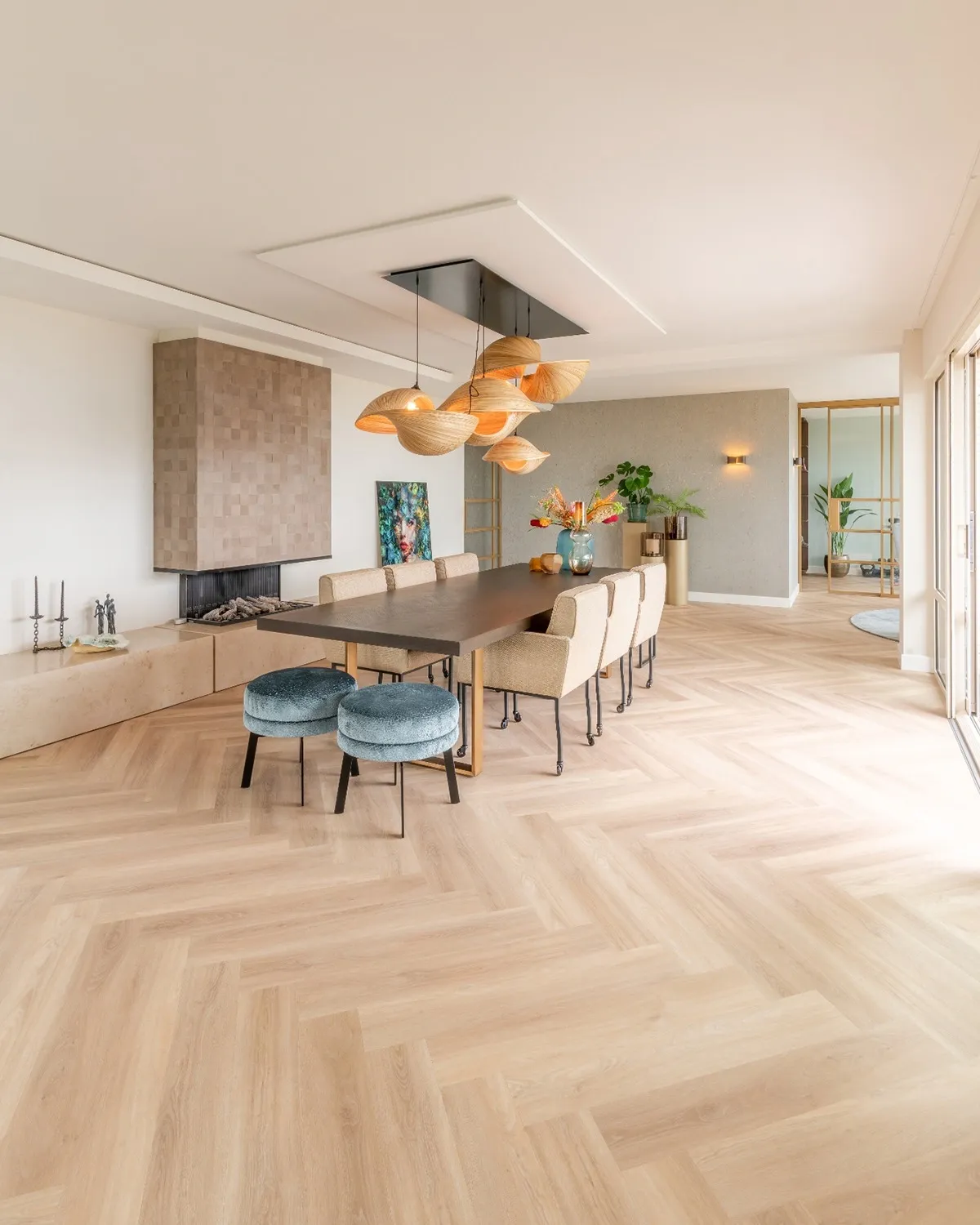 PVC vloer in lichte eiken visgraat in ruime woonkamer met eettafel PVC vloer in lichte eiken visgraat in ruime woonkamer met eettafel