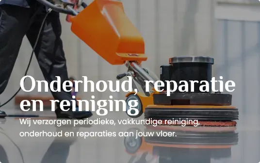 Vakman reinigt vloer met professionele schrobmachine tijdens onderhoudsbeurt Vakman reinigt vloer met professionele schrobmachine tijdens onderhoudsbeurt